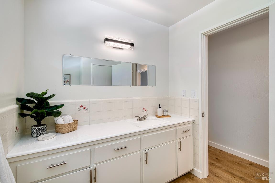 Detail Gallery Image 28 of 54 For 76 Oak Springs Dr, San Anselmo,  CA 94960 - 5 Beds | 3/1 Baths