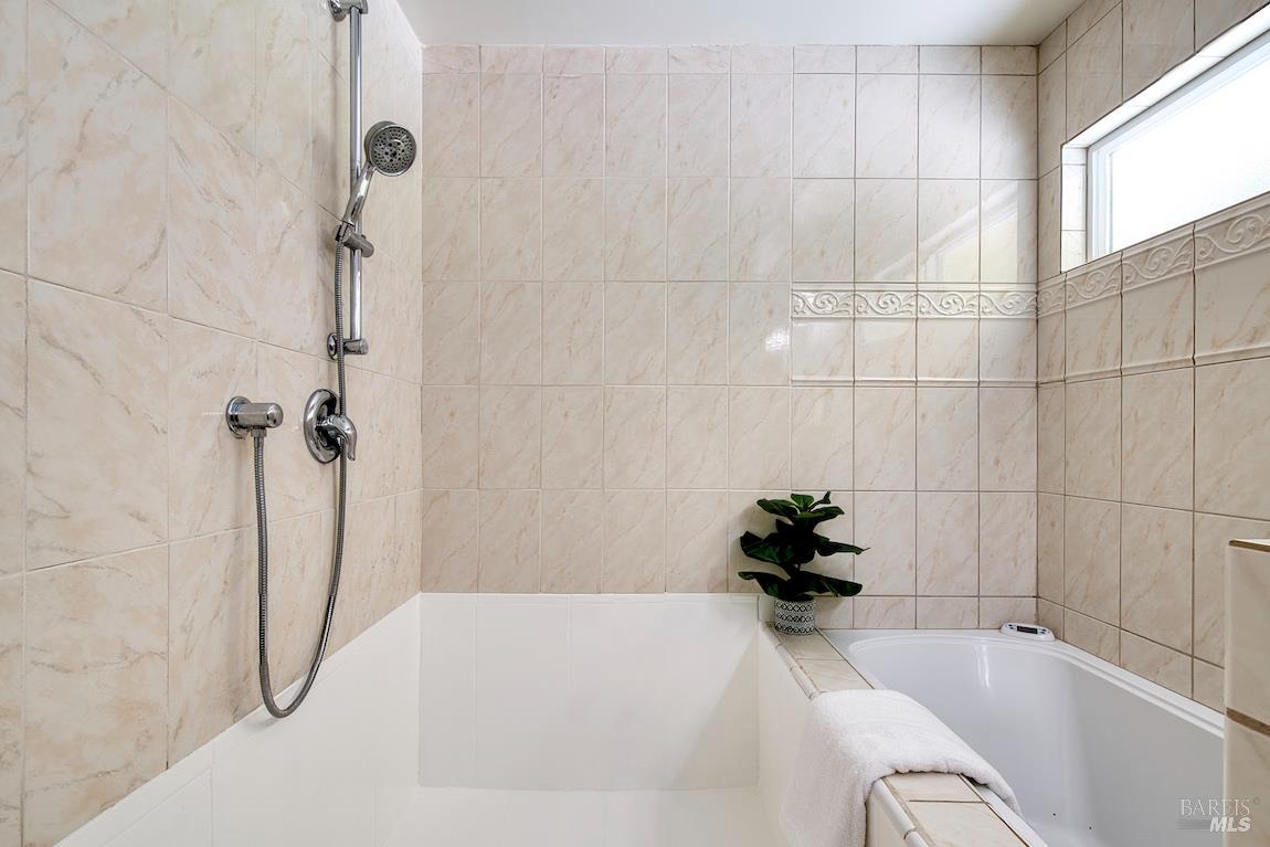 Detail Gallery Image 34 of 54 For 76 Oak Springs Dr, San Anselmo,  CA 94960 - 5 Beds | 3/1 Baths