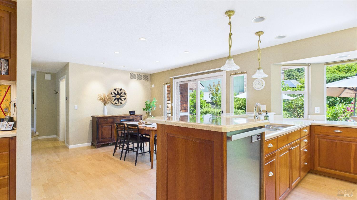 Detail Gallery Image 7 of 63 For 5212 Beaumont Way, Santa Rosa,  CA 95409 - 3 Beds | 2/1 Baths