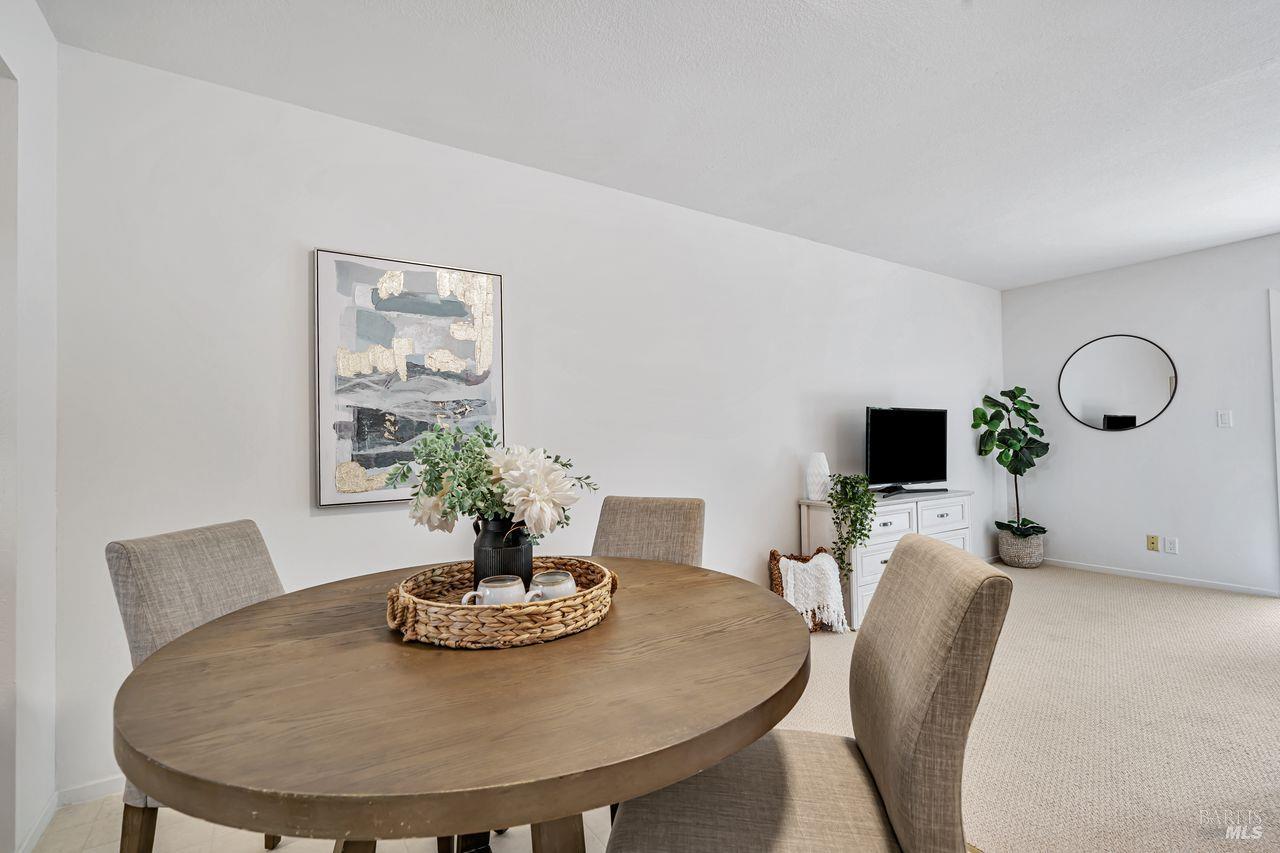 Detail Gallery Image 15 of 36 For 1267 Valley Oak Ct #F,  Novato,  CA 94947 - 3 Beds | 1/1 Baths