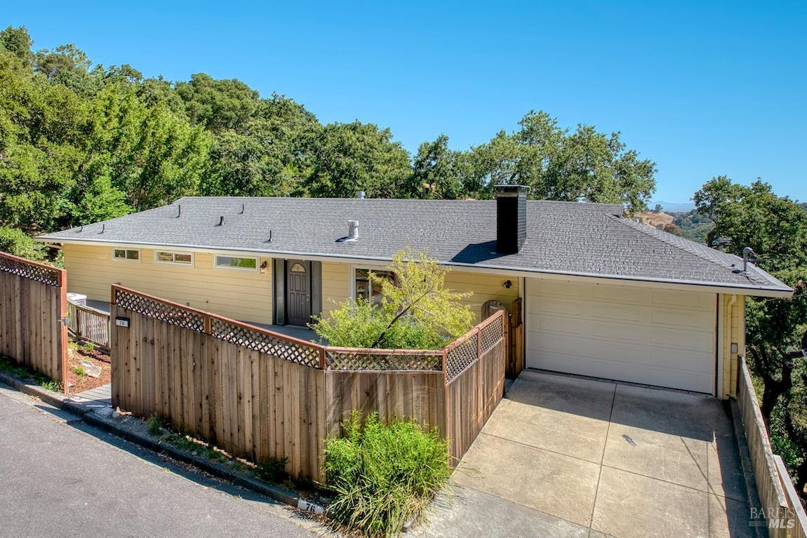 Detail Gallery Image 12 of 54 For 76 Oak Springs Dr, San Anselmo,  CA 94960 - 5 Beds | 3/1 Baths