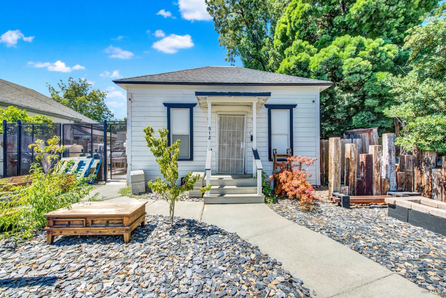 Detail Gallery Image 2 of 27 For 512 Davis St, Vacaville,  CA 95688 - 2 Beds | 2 Baths