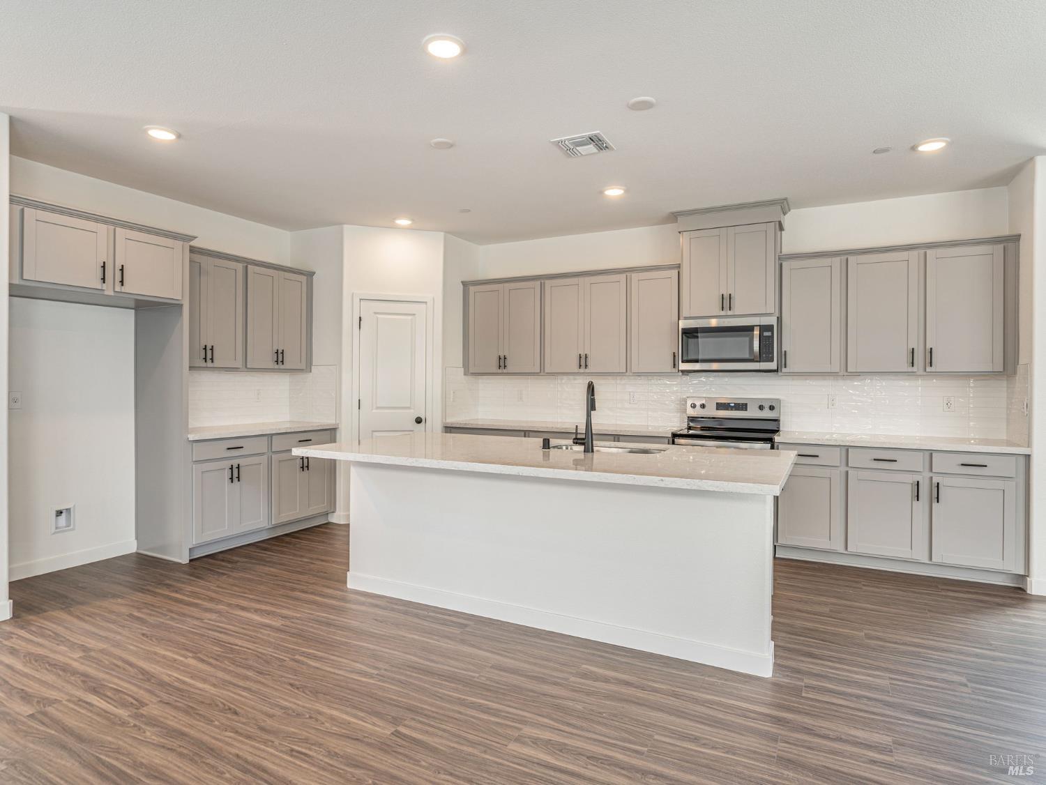 Detail Gallery Image 2 of 11 For 9029 Camino Colegio Rd, Rohnert Park,  CA 94928 - 4 Beds | 3 Baths
