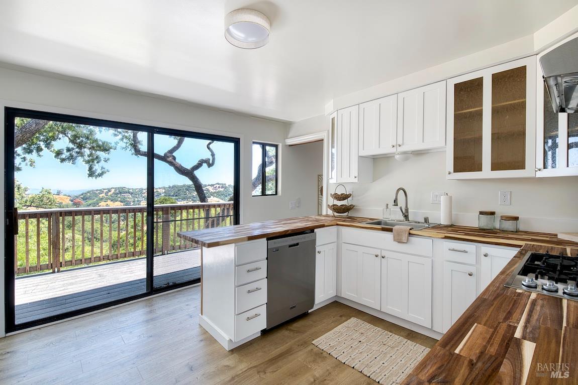 Detail Gallery Image 11 of 54 For 76 Oak Springs Dr, San Anselmo,  CA 94960 - 5 Beds | 3/1 Baths
