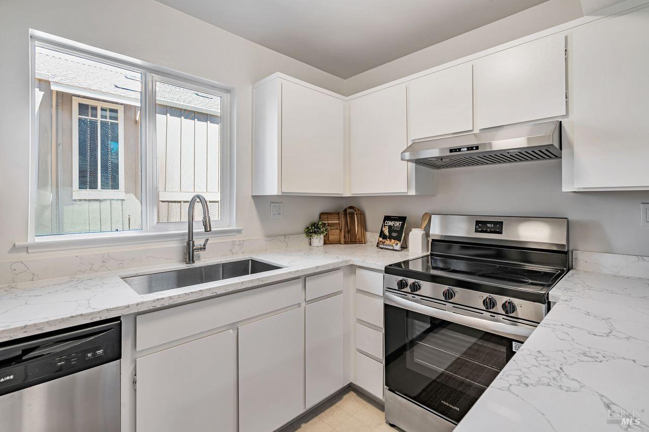 Detail Gallery Image 6 of 36 For 1267 Valley Oak Ct #F,  Novato,  CA 94947 - 3 Beds | 1/1 Baths