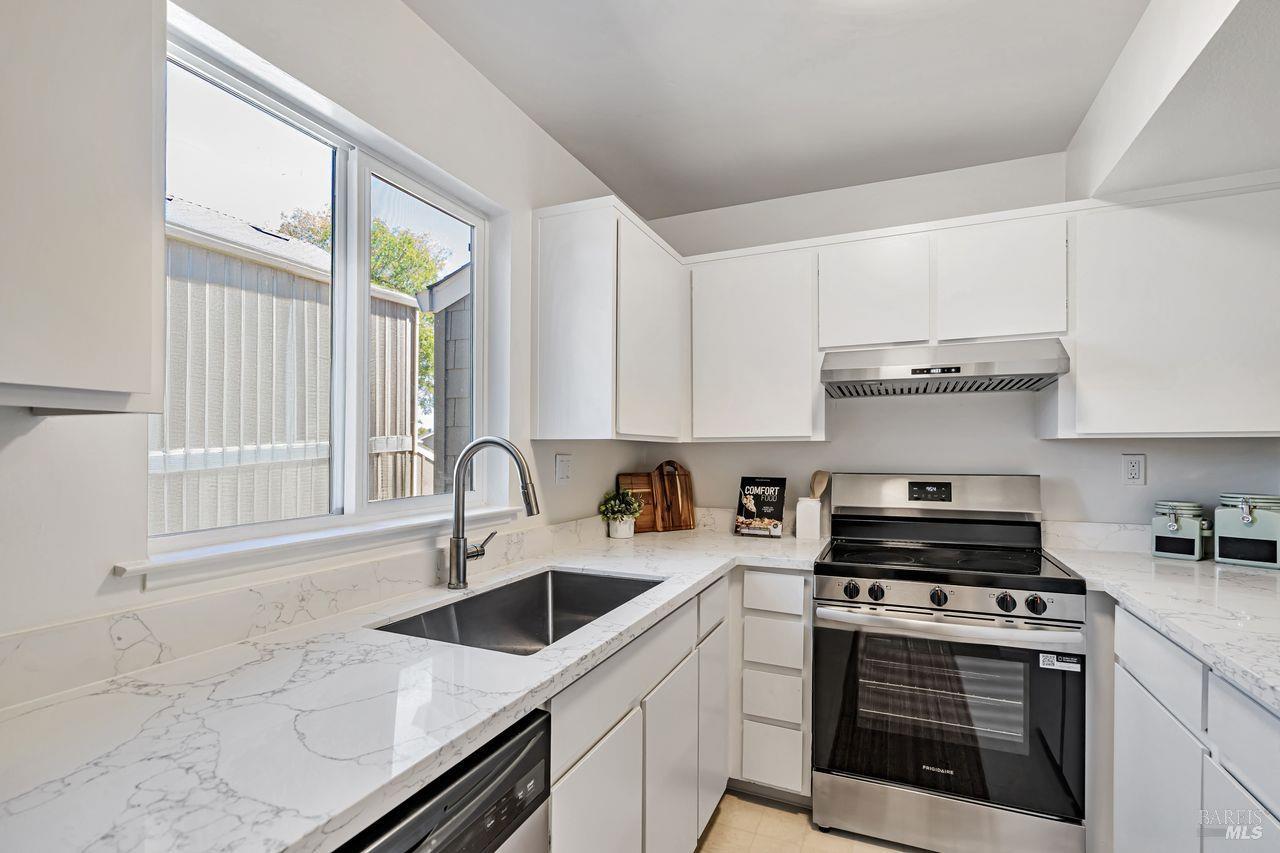 Detail Gallery Image 14 of 36 For 1267 Valley Oak Ct #F,  Novato,  CA 94947 - 3 Beds | 1/1 Baths