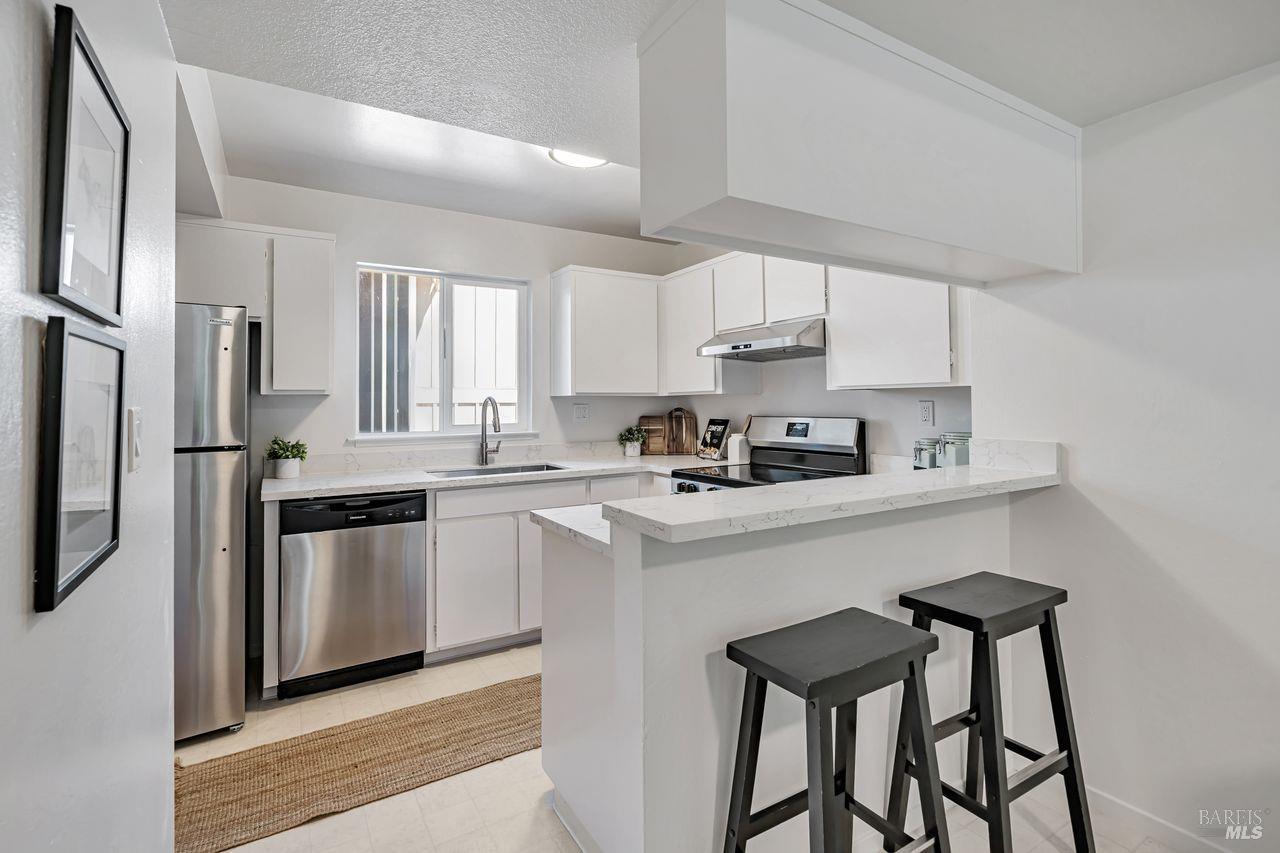 Detail Gallery Image 8 of 36 For 1267 Valley Oak Ct #F,  Novato,  CA 94947 - 3 Beds | 1/1 Baths