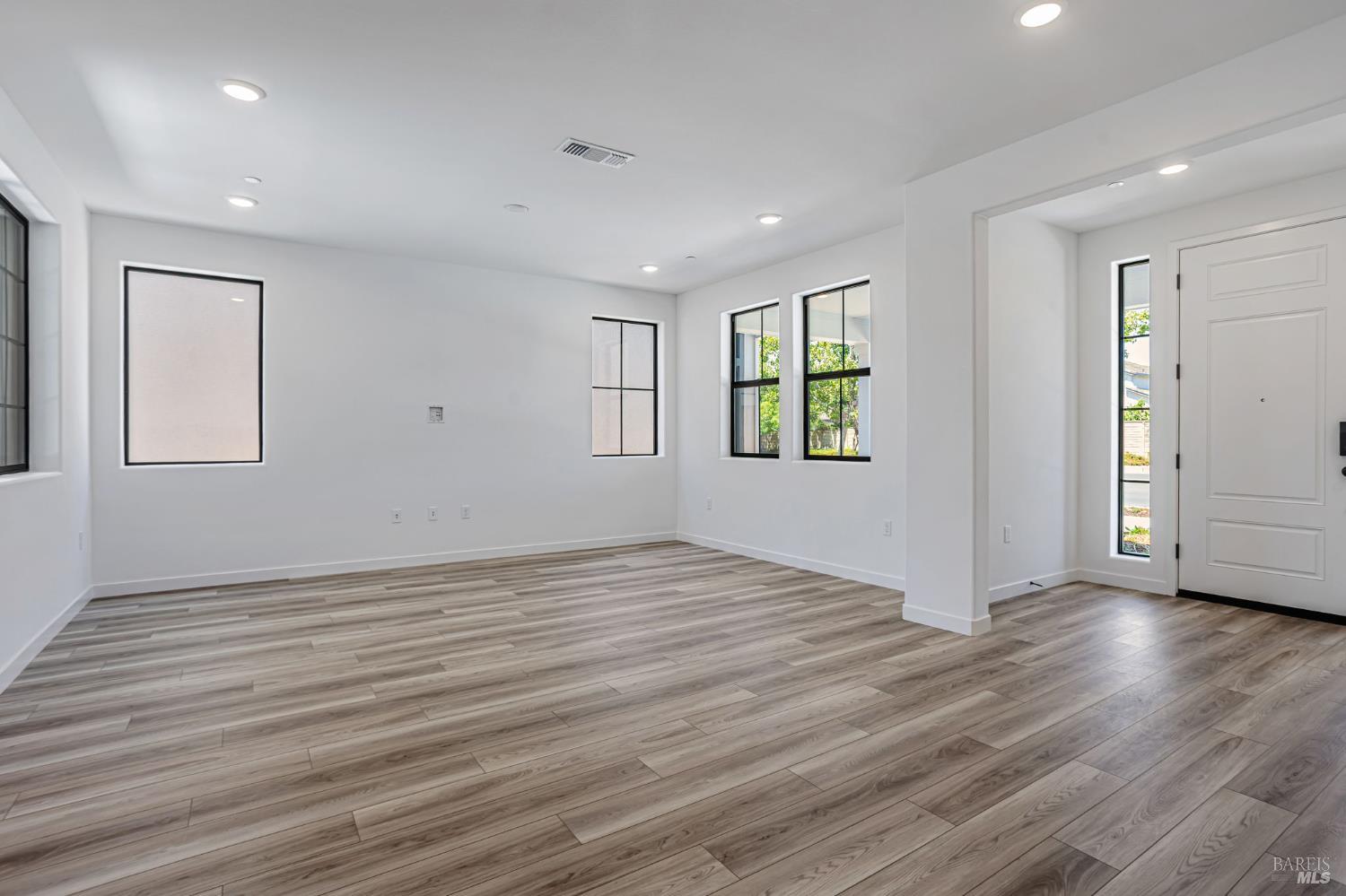 Detail Gallery Image 3 of 12 For 9037 Camino Colegio St, Rohnert Park,  CA 94928 - 4 Beds | 3 Baths