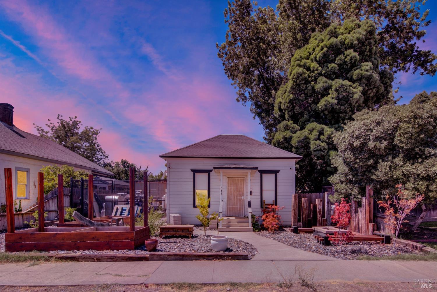 Detail Gallery Image 1 of 27 For 512 Davis St, Vacaville,  CA 95688 - 2 Beds | 2 Baths