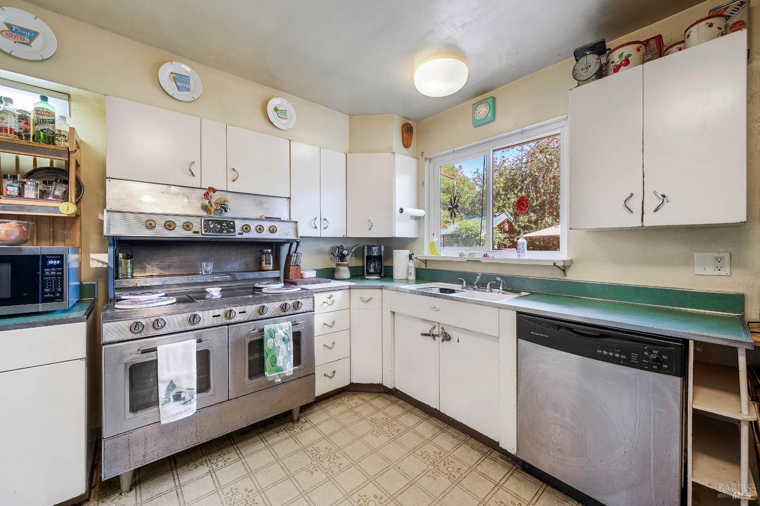 Detail Gallery Image 18 of 48 For 55 Burlington Dr, Petaluma,  CA 94952 - 3 Beds | 2 Baths