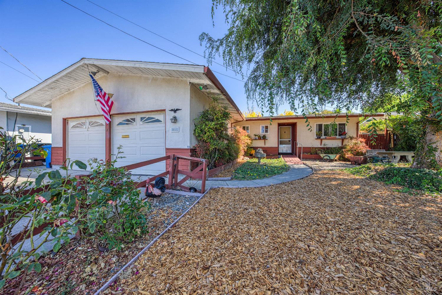 Detail Gallery Image 3 of 48 For 55 Burlington Dr, Petaluma,  CA 94952 - 3 Beds | 2 Baths