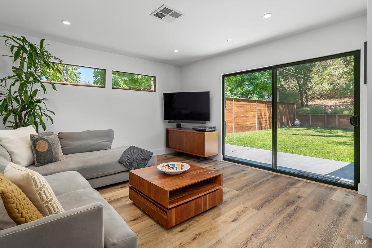 Detail Gallery Image 11 of 40 For 1182 Simmons Ln, Novato,  CA 94945 - 3 Beds | 3 Baths