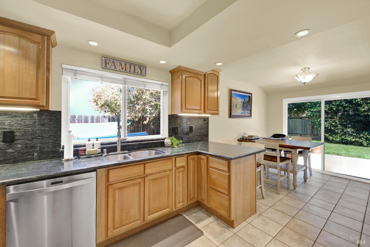 Detail Gallery Image 28 of 73 For 680 Silver Lake Dr, Fairfield,  CA 94534 - 3 Beds | 2 Baths