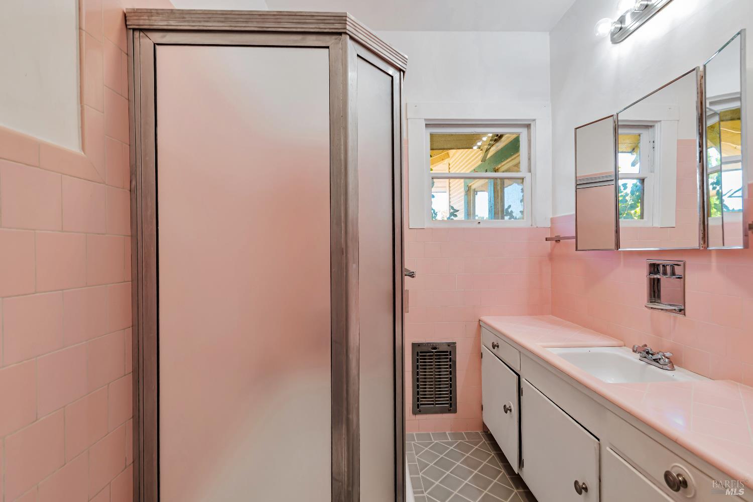 Detail Gallery Image 7 of 13 For 614 Live Oak Ave, Sebastopol,  CA 95472 - 3 Beds | 2 Baths