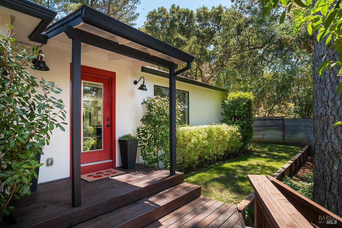 Detail Gallery Image 2 of 40 For 1182 Simmons Ln, Novato,  CA 94945 - 3 Beds | 3 Baths