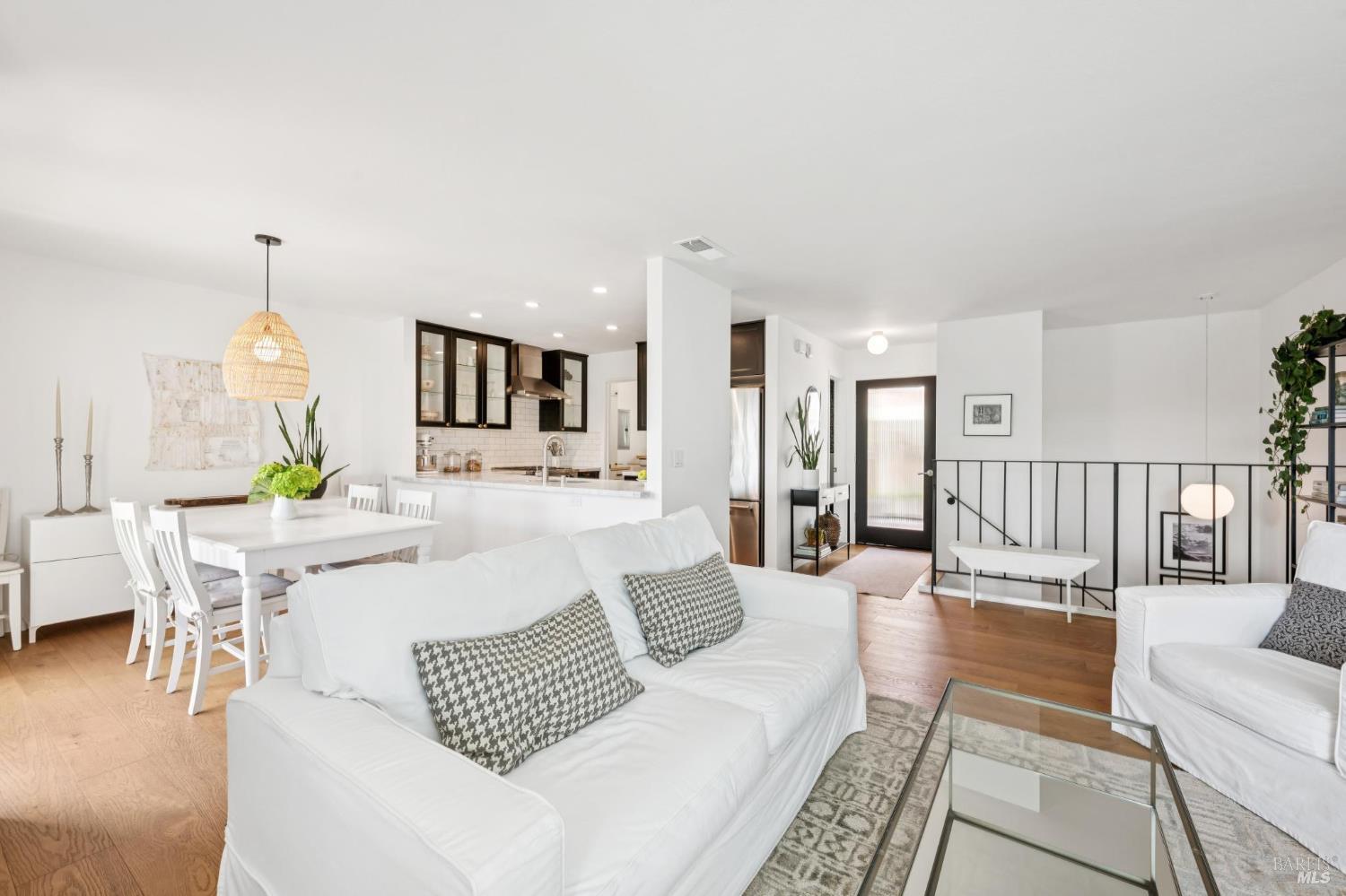 Detail Gallery Image 3 of 21 For 7 Emerson Dr, Mill Valley,  CA 94941 - 2 Beds | 1/1 Baths