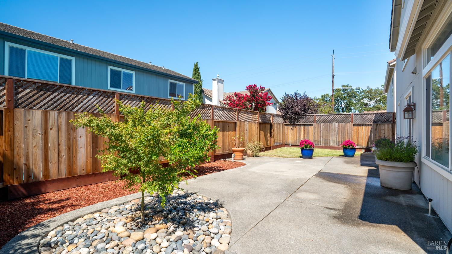 Detail Gallery Image 8 of 47 For 7351 15th Hole Dr, Windsor,  CA 95492 - 3 Beds | 2/1 Baths