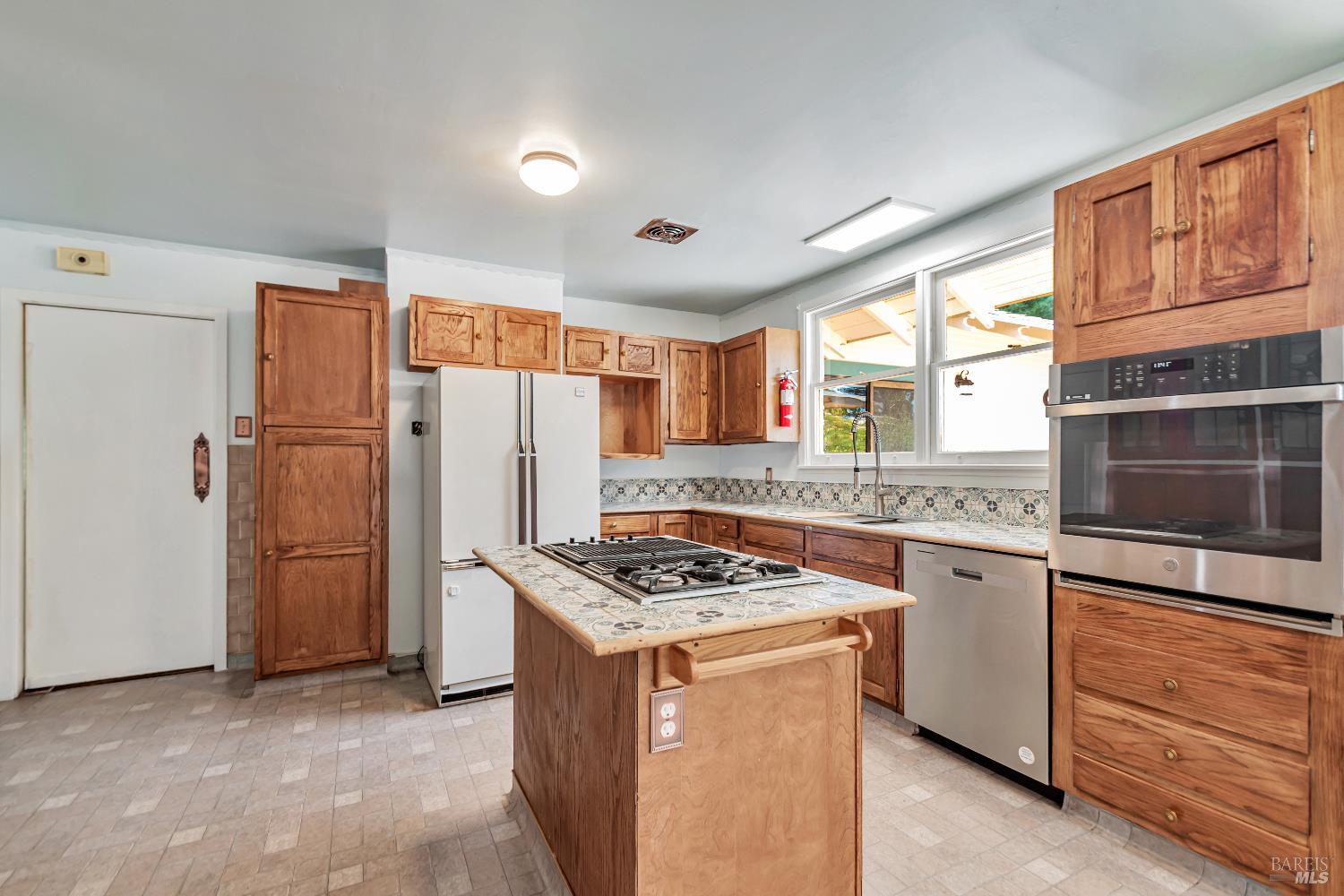 Detail Gallery Image 3 of 13 For 614 Live Oak Ave, Sebastopol,  CA 95472 - 3 Beds | 2 Baths