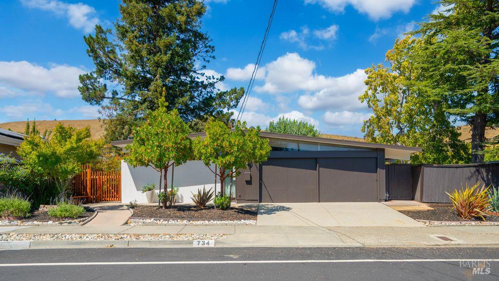 Detail Gallery Image 2 of 24 For 734 Del Ganado Rd, San Rafael,  CA 94903 - 3 Beds | 2 Baths