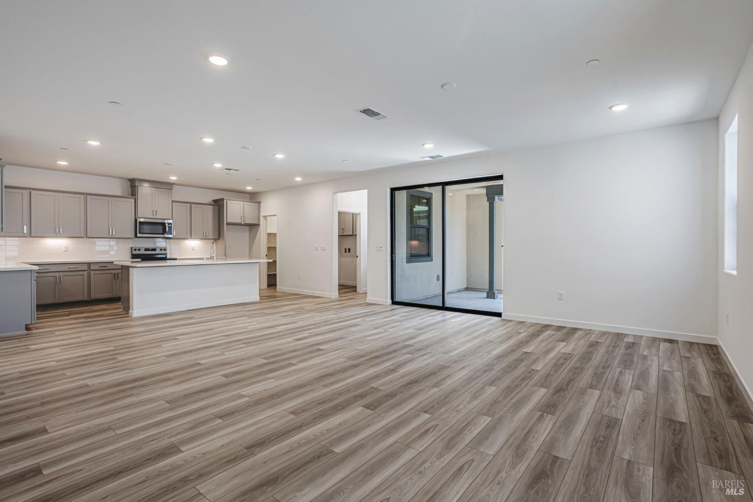 Detail Gallery Image 4 of 12 For 9033 Camino Colegio Rd, Rohnert Park,  CA 94928 - 4 Beds | 3/1 Baths