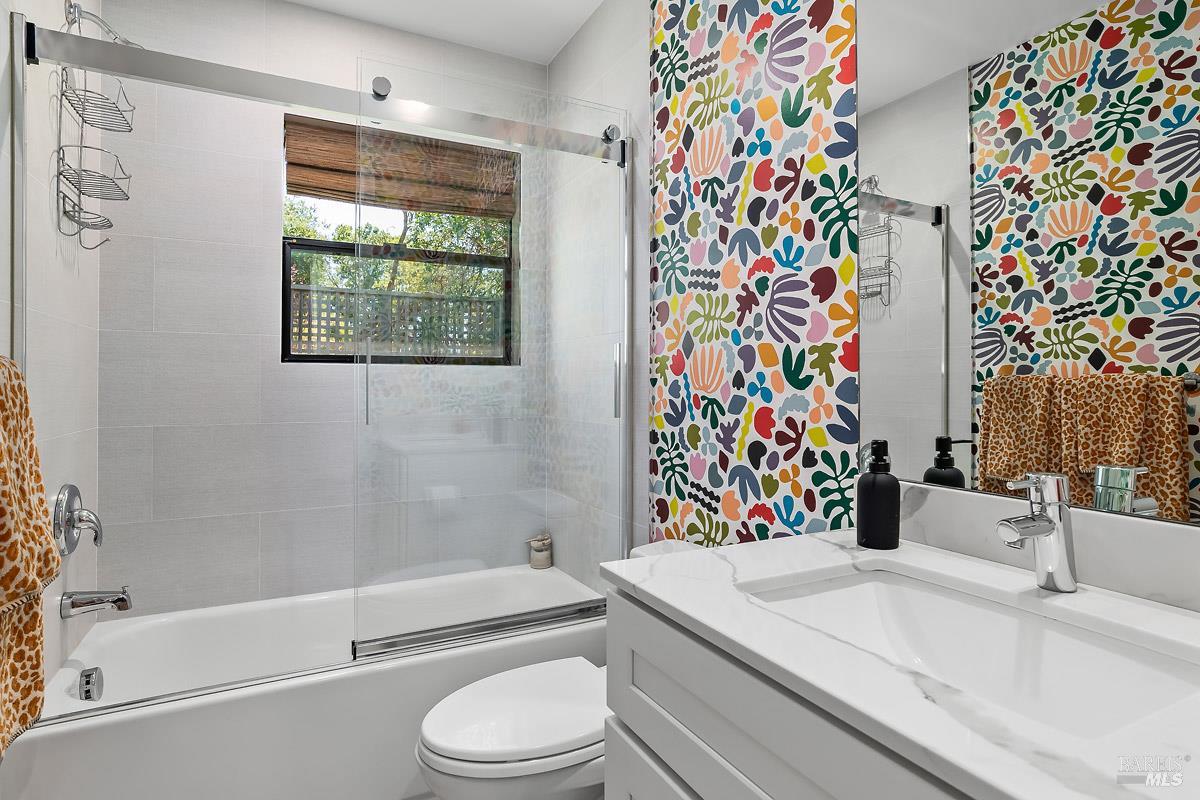 Detail Gallery Image 16 of 40 For 1182 Simmons Ln, Novato,  CA 94945 - 3 Beds | 3 Baths