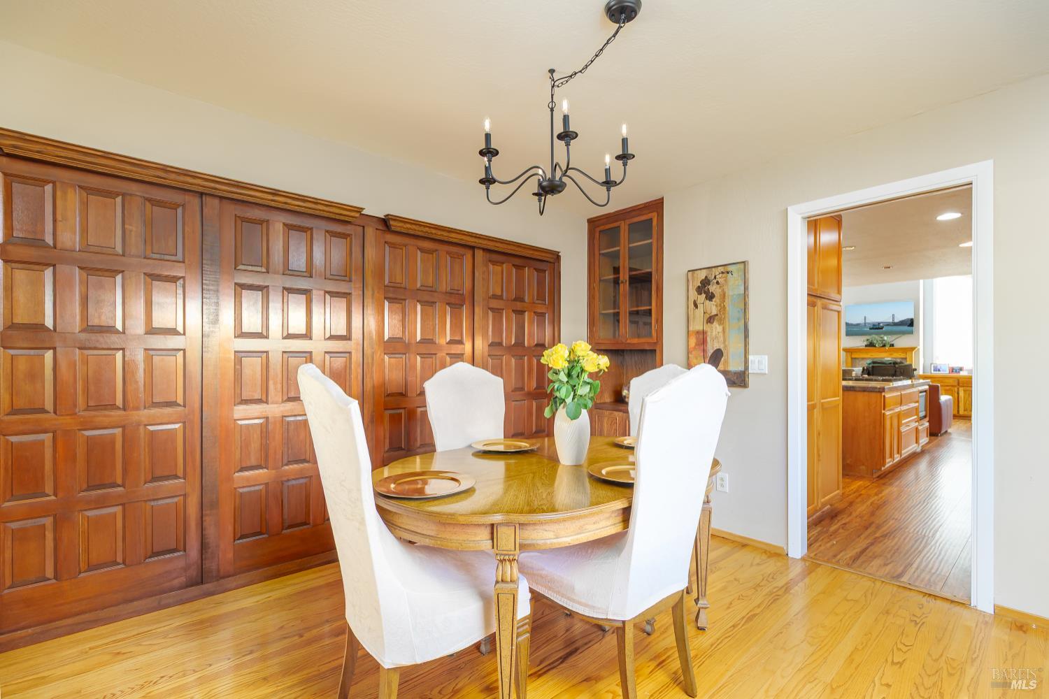 Detail Gallery Image 10 of 30 For 92 Upper Oak Dr, San Rafael,  CA 94903 - 4 Beds | 2 Baths