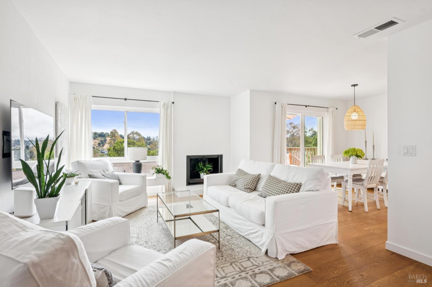 Detail Gallery Image 1 of 21 For 7 Emerson Dr, Mill Valley,  CA 94941 - 2 Beds | 1/1 Baths