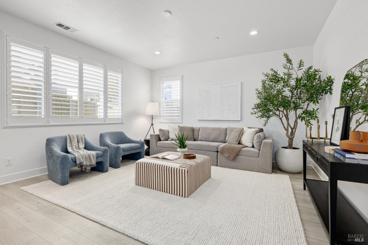 Detail Gallery Image 4 of 37 For 864 Cosmos Dr, Vacaville,  CA 95687 - 4 Beds | 3 Baths