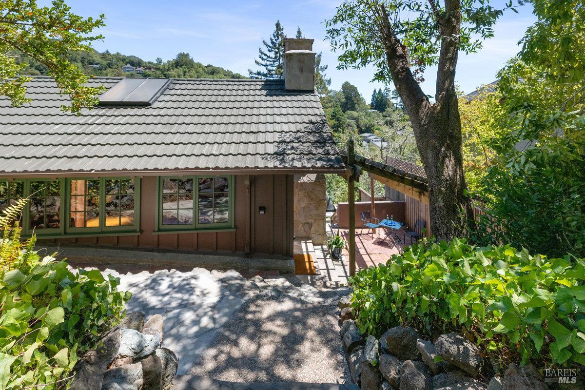 Detail Gallery Image 2 of 47 For 122 Circle Ave, Mill Valley,  CA 94941 - 2 Beds | 2 Baths