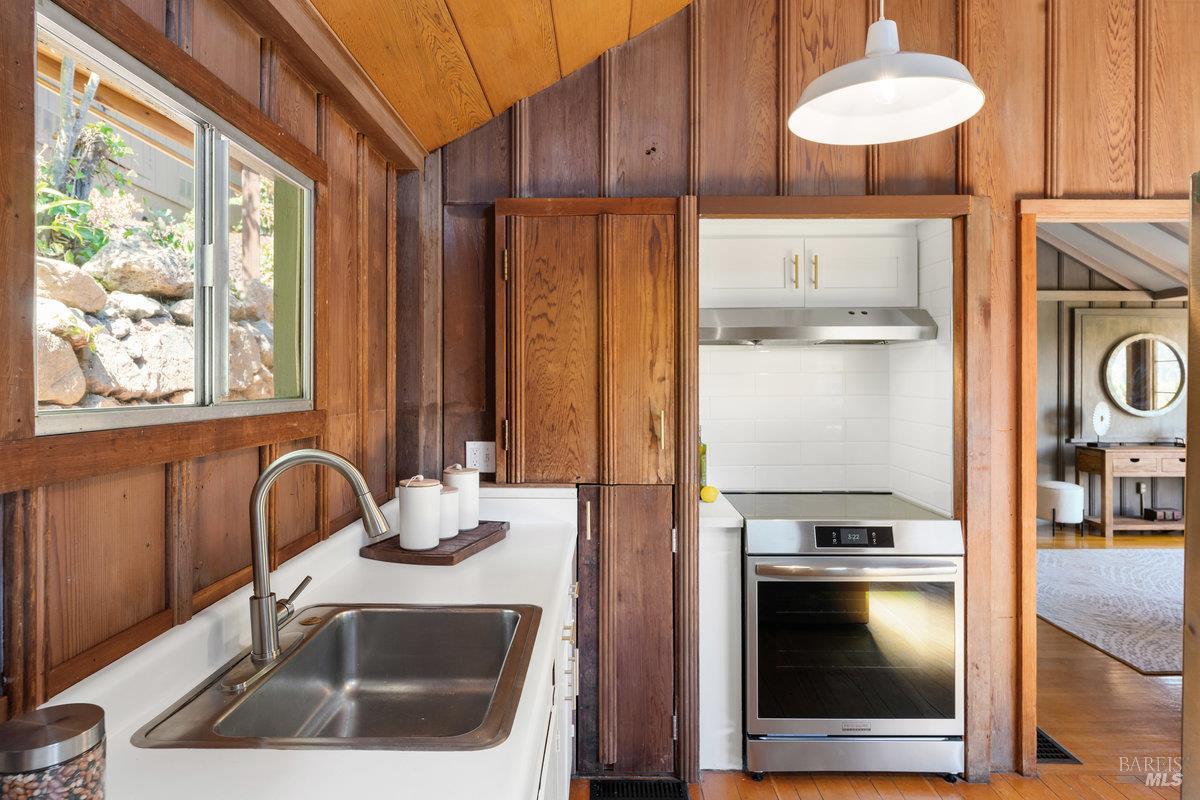 Detail Gallery Image 14 of 47 For 122 Circle Ave, Mill Valley,  CA 94941 - 2 Beds | 2 Baths