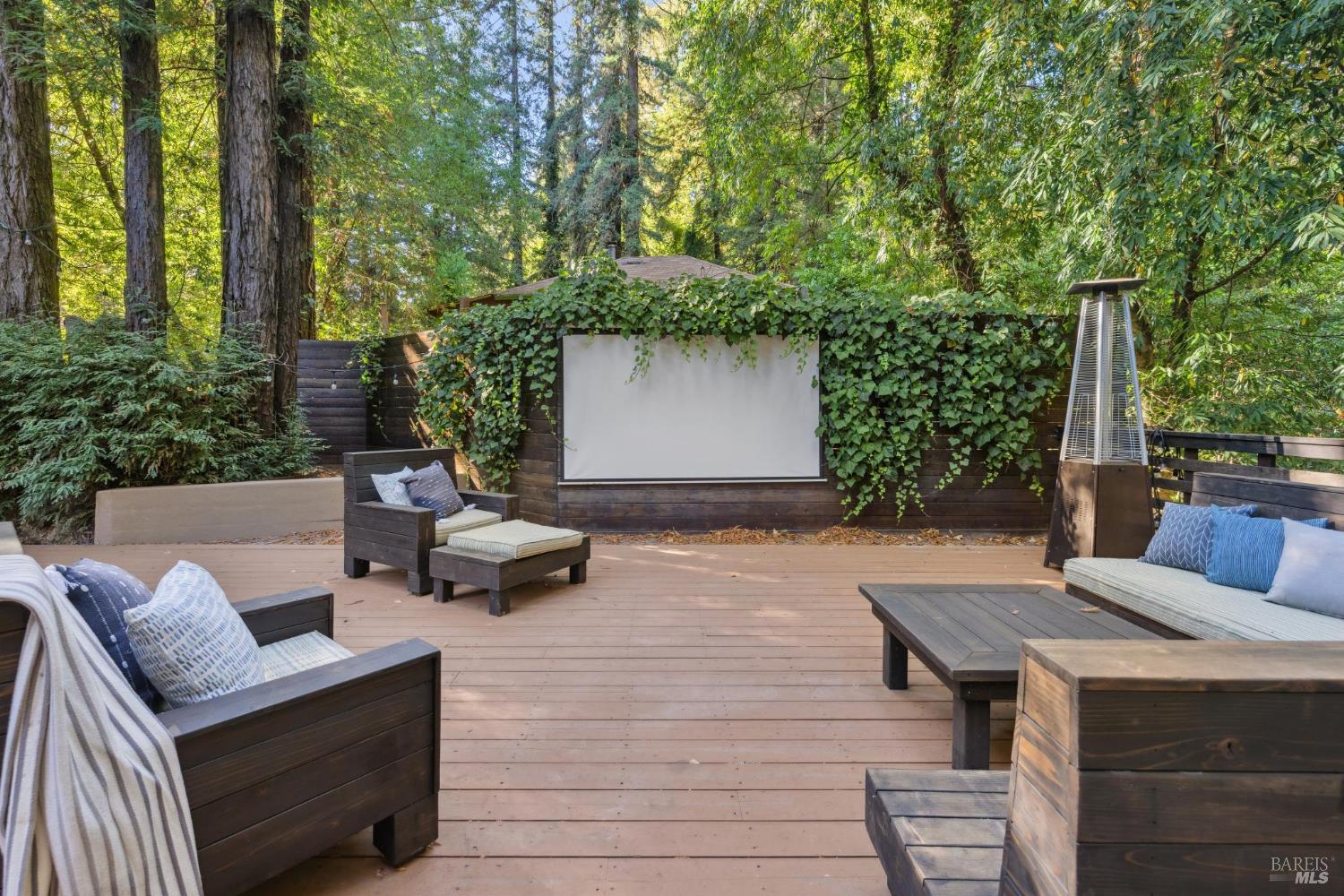 Detail Gallery Image 11 of 78 For 14685 Willow Rd, Rio Nido,  CA 95446 - 3 Beds | 3 Baths