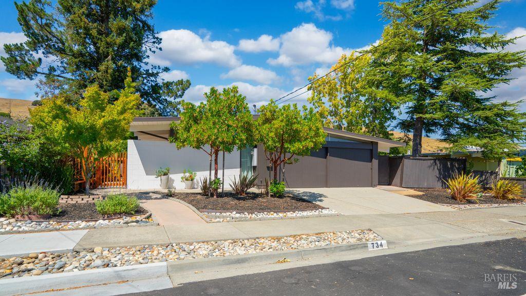 Detail Gallery Image 1 of 24 For 734 Del Ganado Rd, San Rafael,  CA 94903 - 3 Beds | 2 Baths