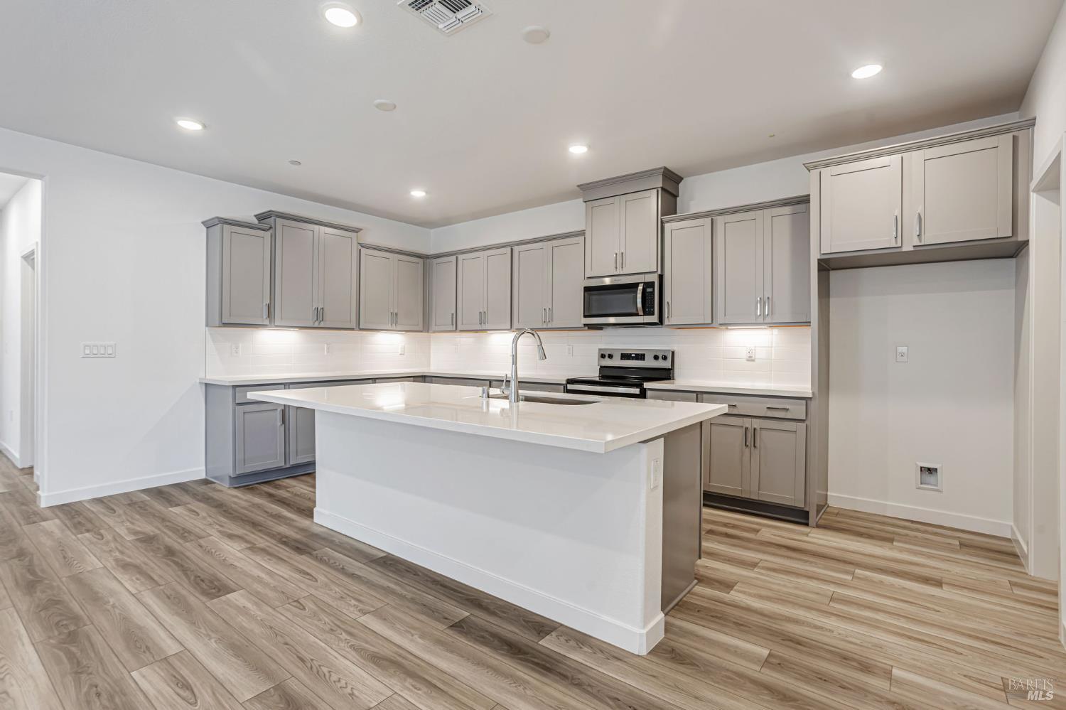 Detail Gallery Image 3 of 12 For 9033 Camino Colegio Rd, Rohnert Park,  CA 94928 - 4 Beds | 3/1 Baths