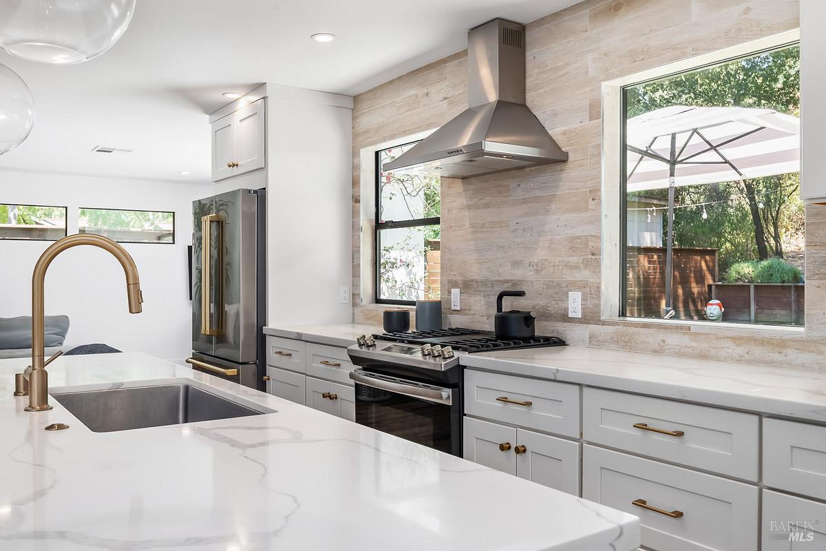 Detail Gallery Image 7 of 40 For 1182 Simmons Ln, Novato,  CA 94945 - 3 Beds | 3 Baths