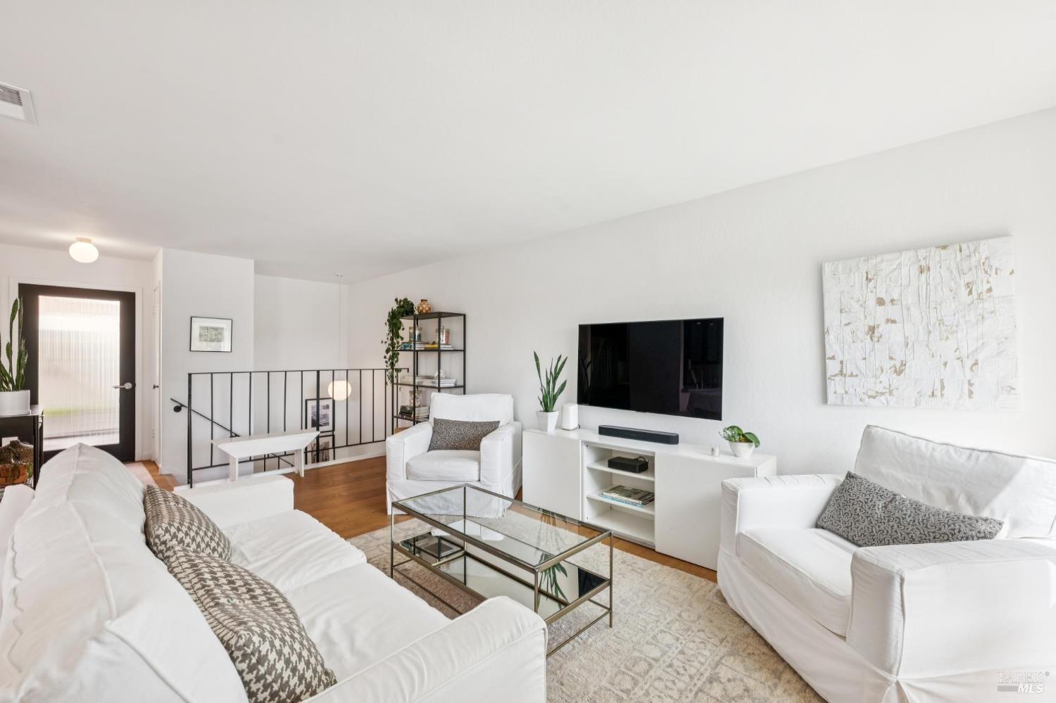 Detail Gallery Image 2 of 21 For 7 Emerson Dr, Mill Valley,  CA 94941 - 2 Beds | 1/1 Baths