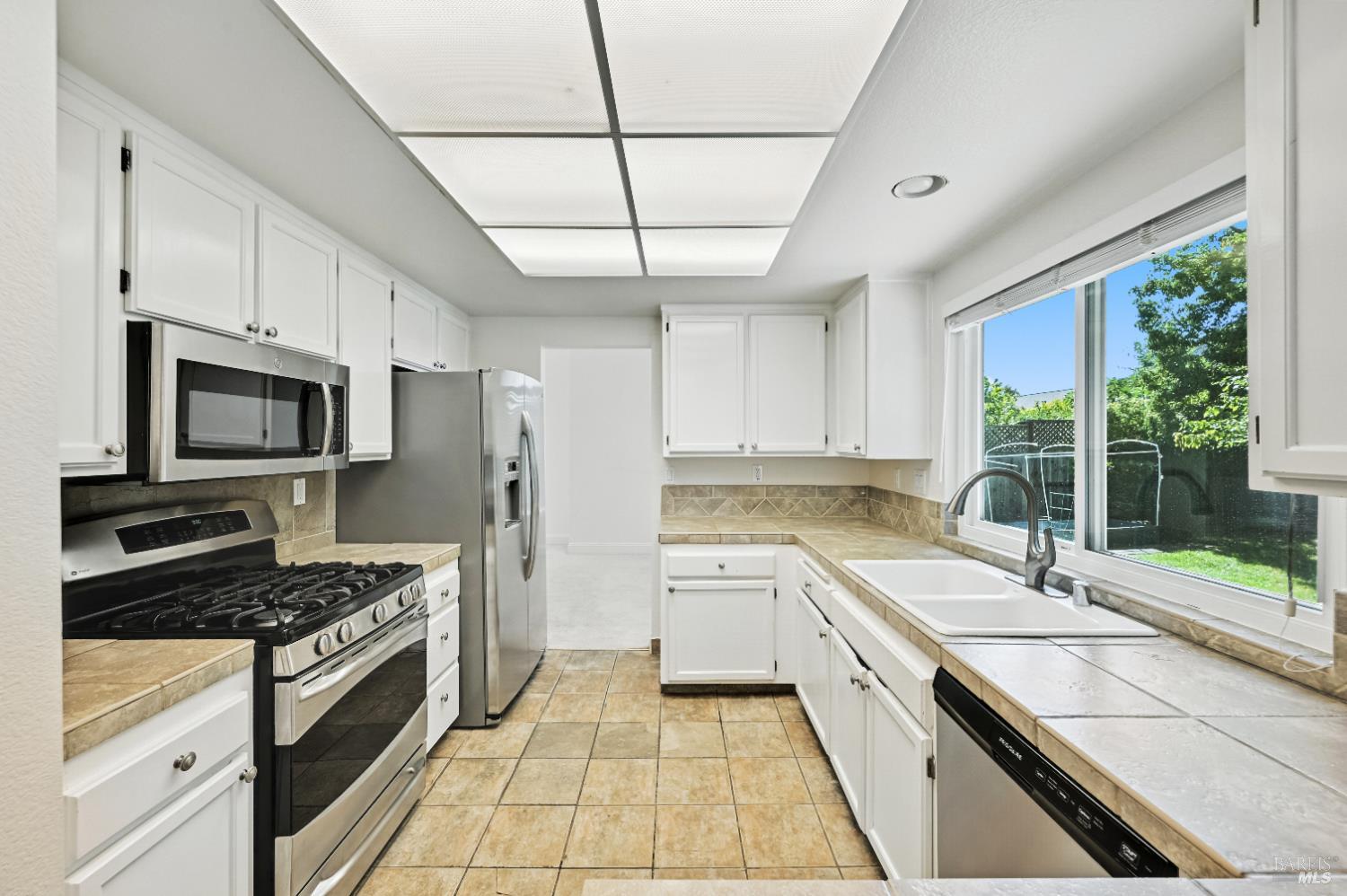 Detail Gallery Image 7 of 34 For 9472 Wellington Cir, Windsor,  CA 95492 - 4 Beds | 2/1 Baths