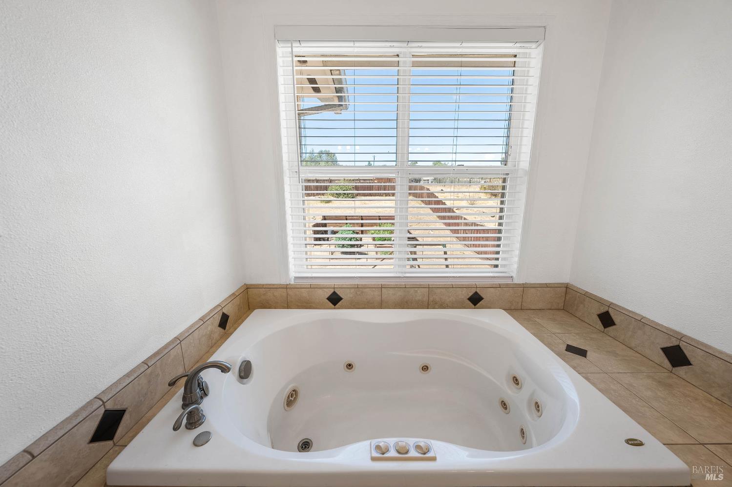 Detail Gallery Image 32 of 56 For 2920 Meadow Creek Rd, Clearlake Oaks,  CA 95423 - 3 Beds | 2/1 Baths