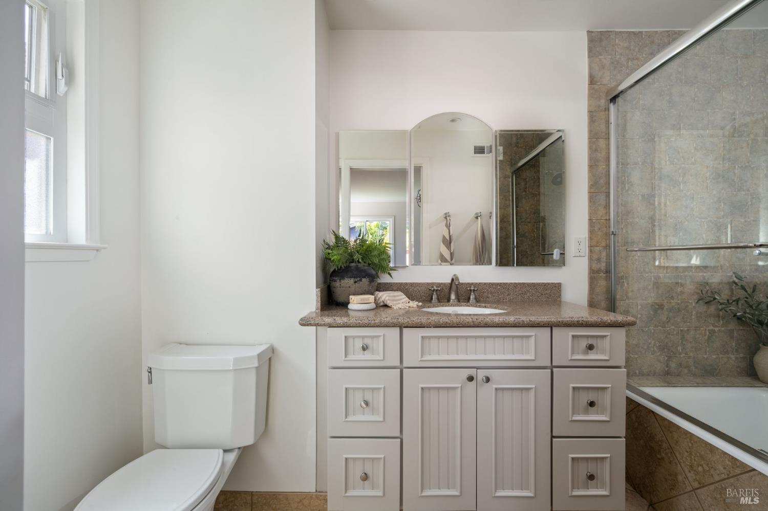 Detail Gallery Image 19 of 27 For 535 Tamarack Dr, San Rafael,  CA 94903 - 3 Beds | 2 Baths