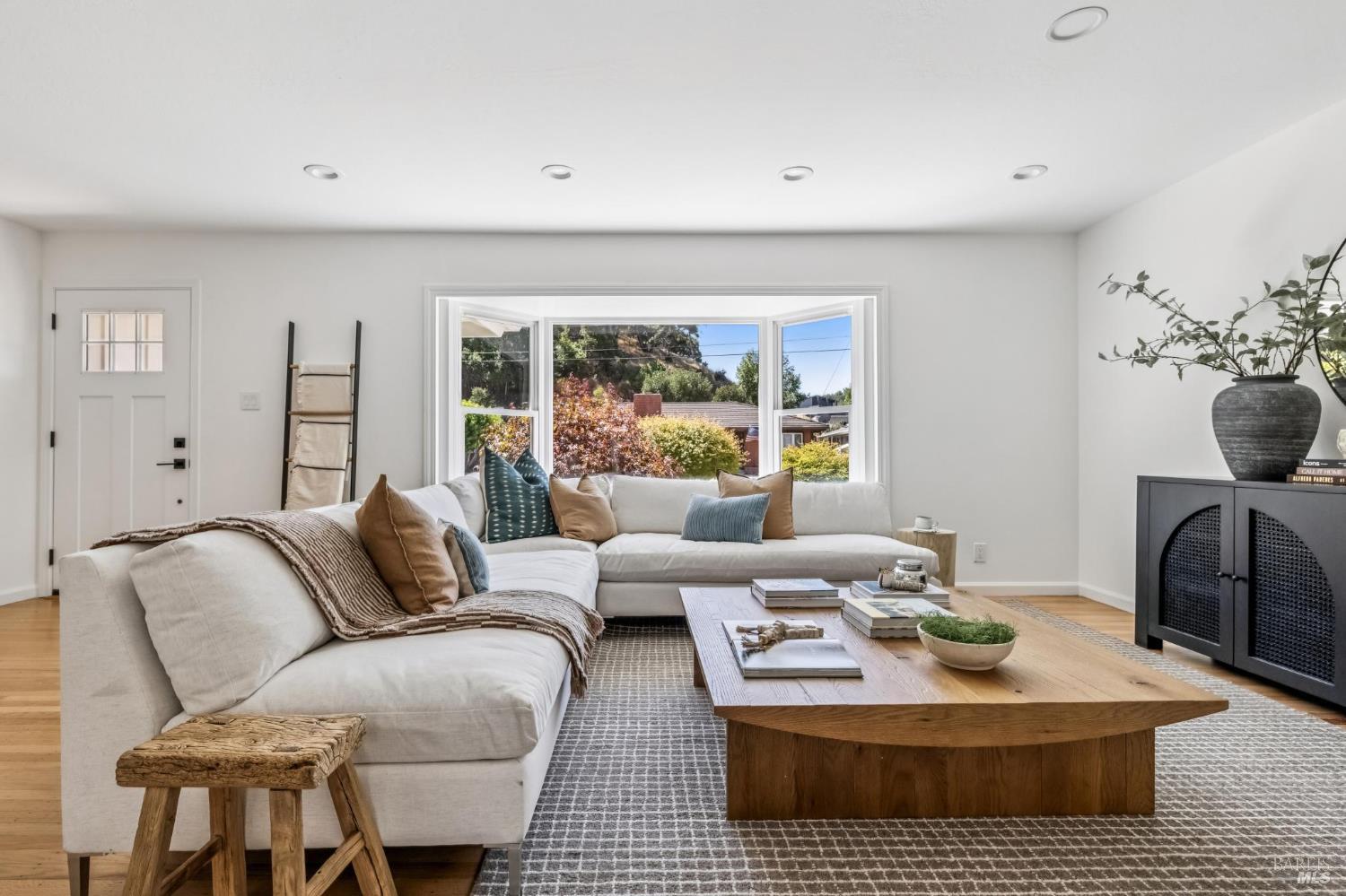 Detail Gallery Image 5 of 46 For 296 Elvia Ct, San Rafael,  CA 94903 - 3 Beds | 2 Baths