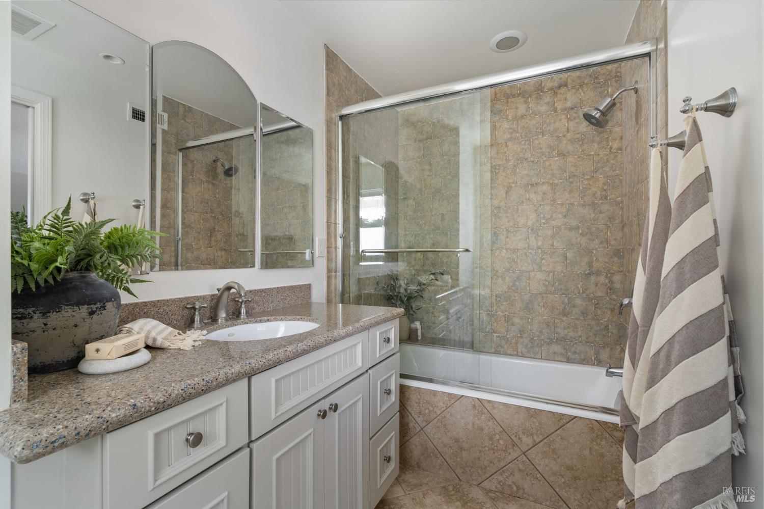 Detail Gallery Image 18 of 27 For 535 Tamarack Dr, San Rafael,  CA 94903 - 3 Beds | 2 Baths