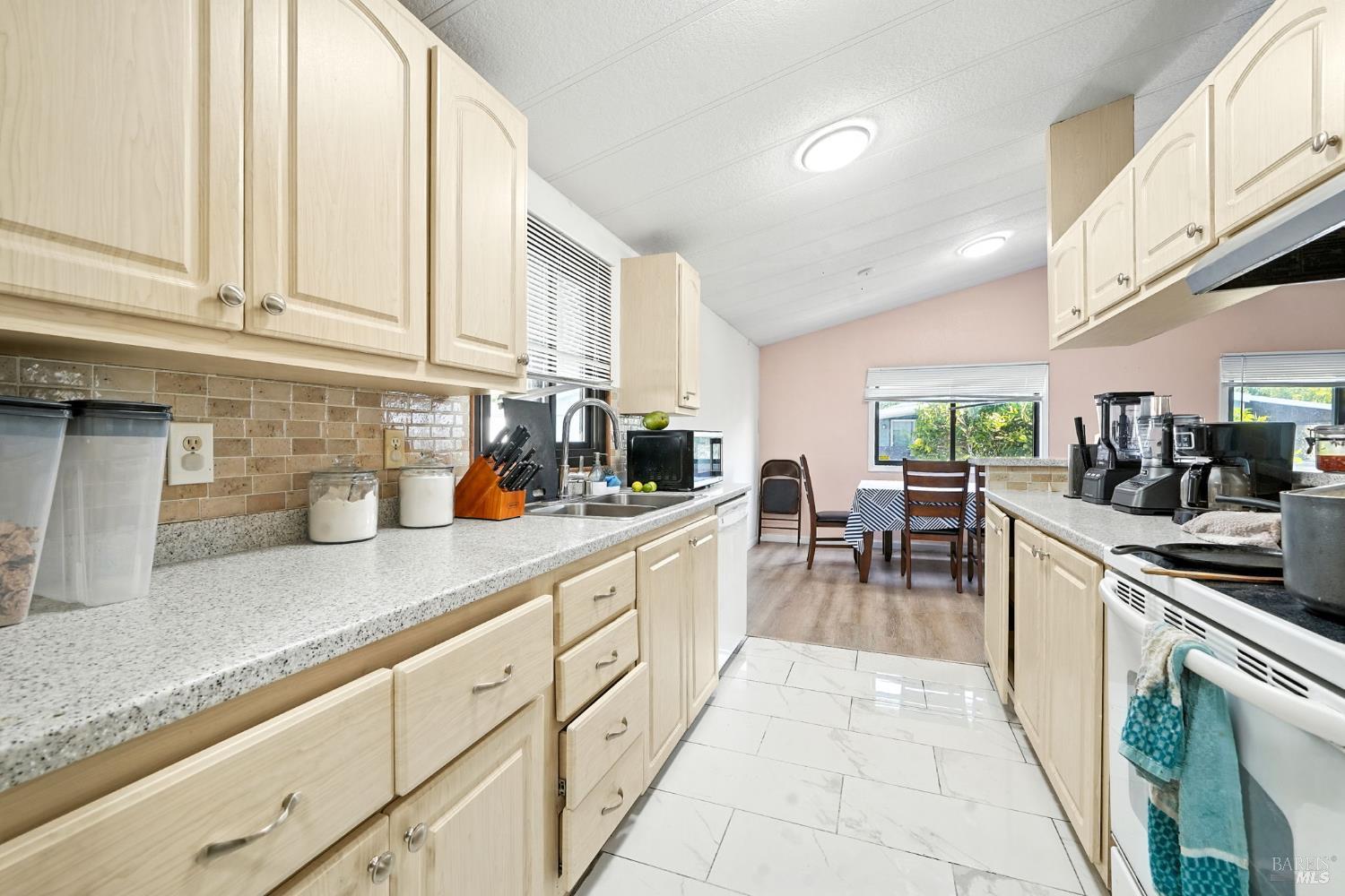 Detail Gallery Image 12 of 27 For 420 Sandstone Dr, Vallejo,  CA 94589 - 3 Beds | 2 Baths