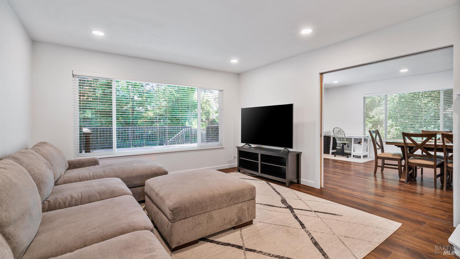 Detail Gallery Image 5 of 35 For 7826 Brookside Ave, Sebastopol,  CA 95472 - 4 Beds | 2/1 Baths