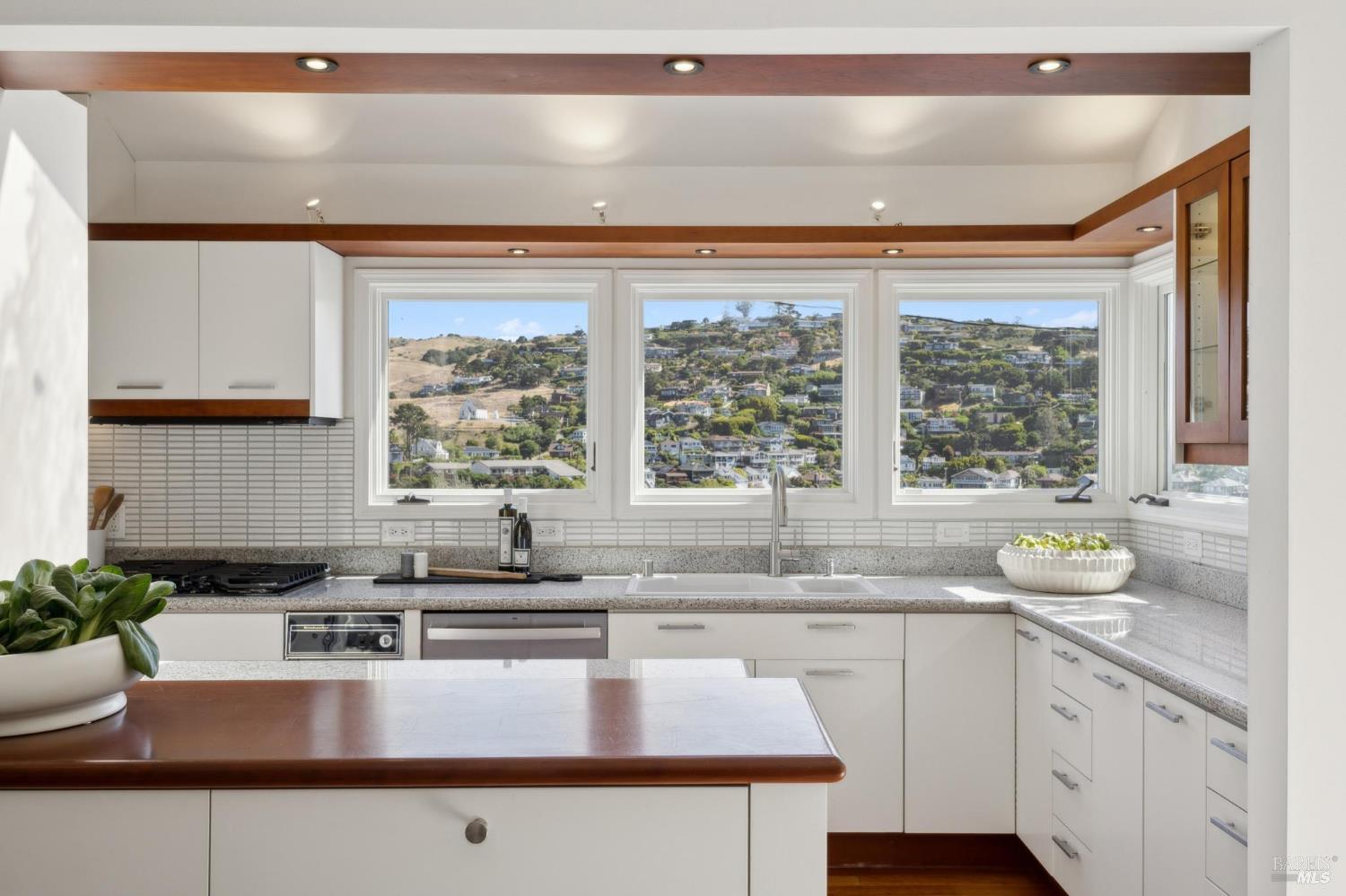 Detail Gallery Image 13 of 47 For 84 Eastview Ave, Tiburon,  CA 94920 - 3 Beds | 2/1 Baths
