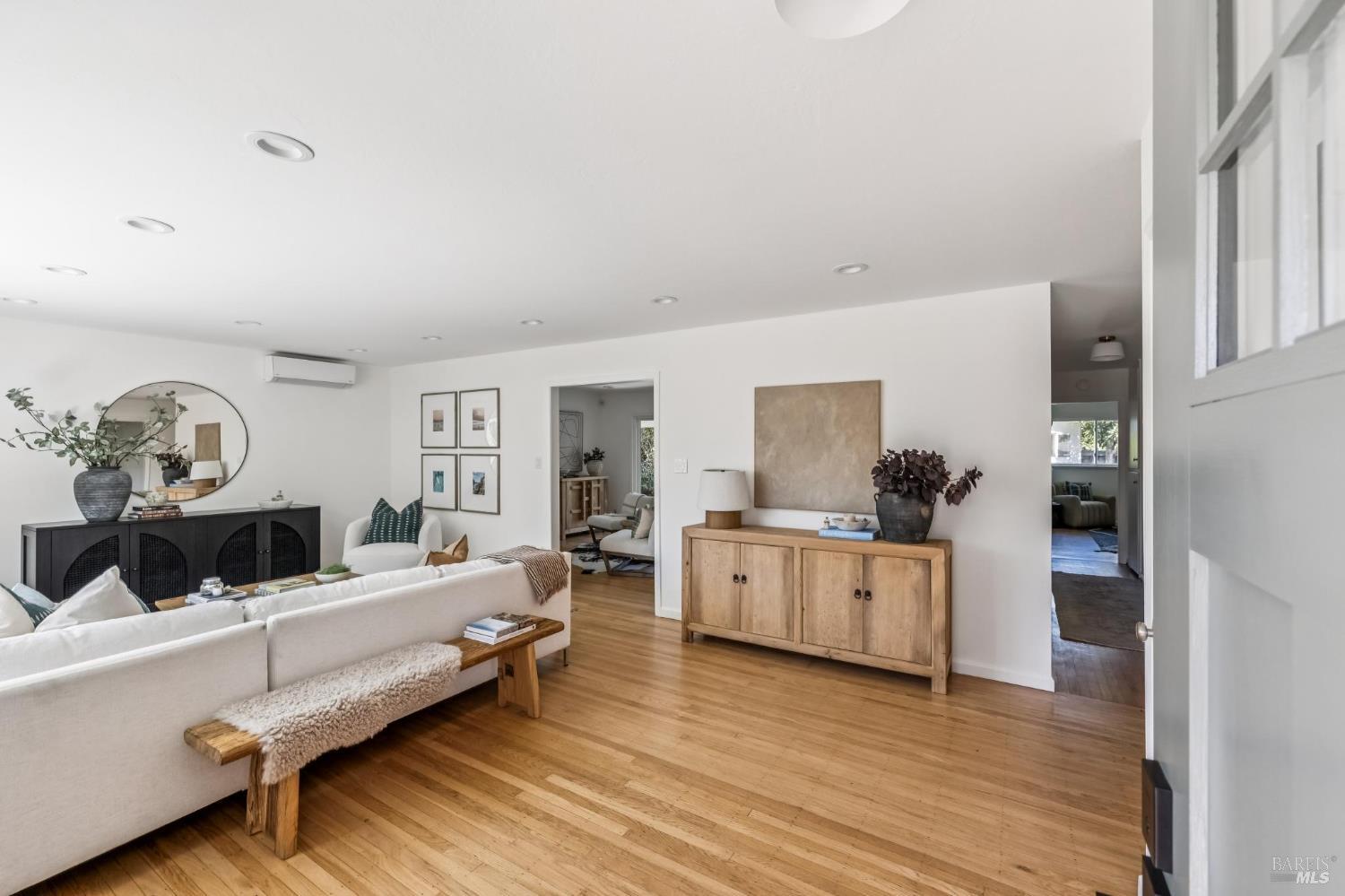 Detail Gallery Image 4 of 46 For 296 Elvia Ct, San Rafael,  CA 94903 - 3 Beds | 2 Baths