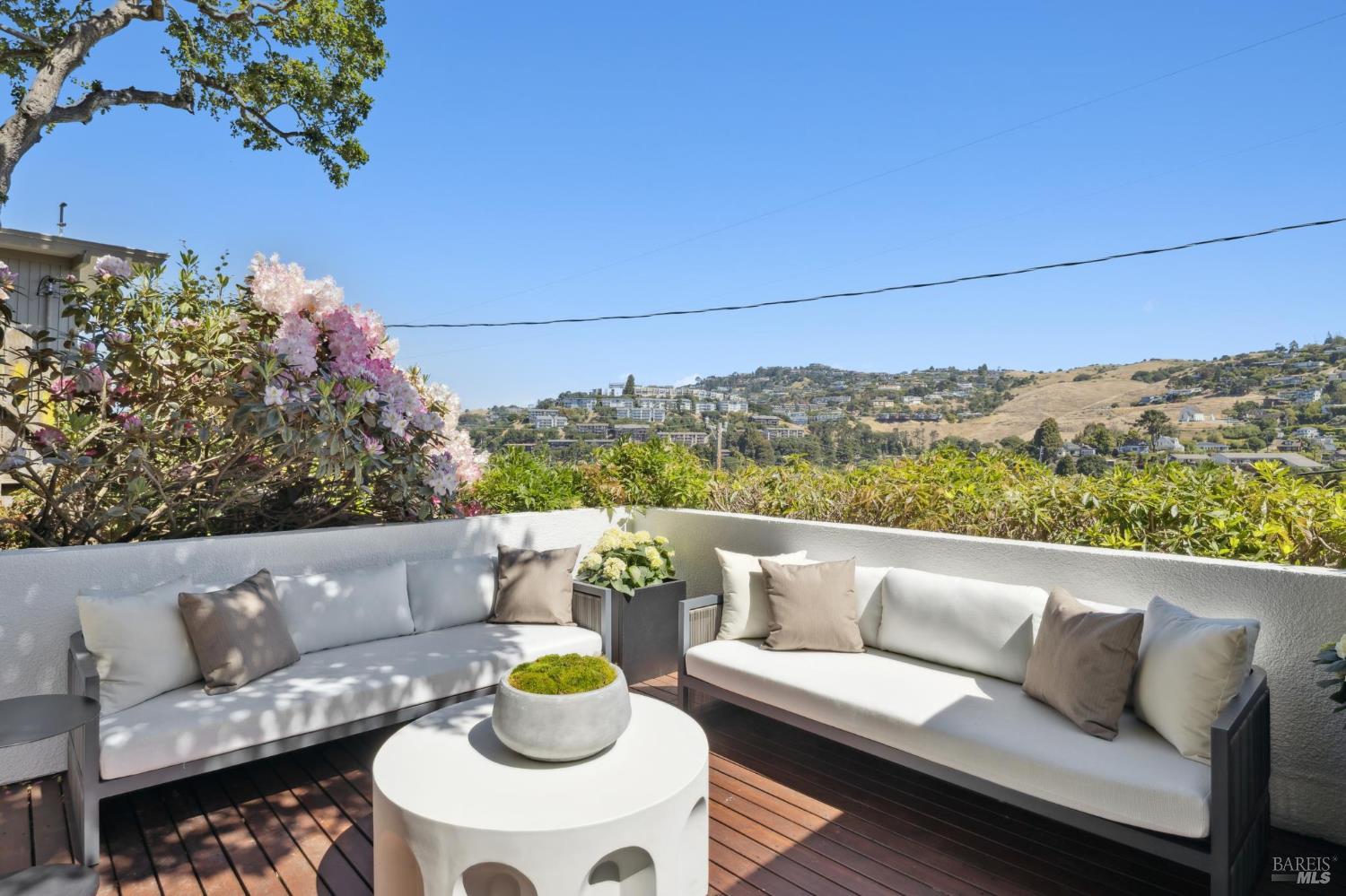 Detail Gallery Image 6 of 47 For 84 Eastview Ave, Tiburon,  CA 94920 - 3 Beds | 2/1 Baths