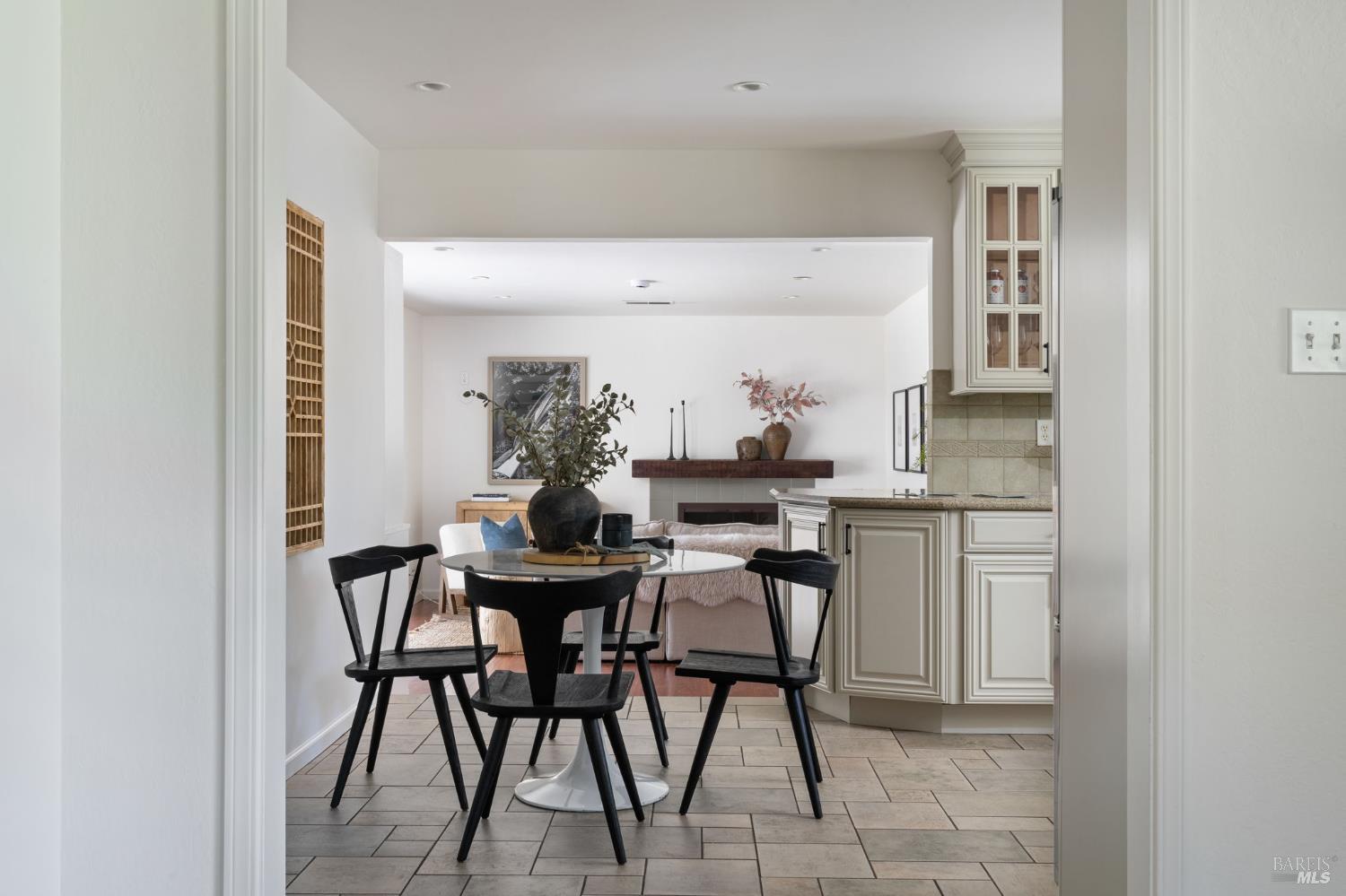 Detail Gallery Image 11 of 27 For 535 Tamarack Dr, San Rafael,  CA 94903 - 3 Beds | 2 Baths