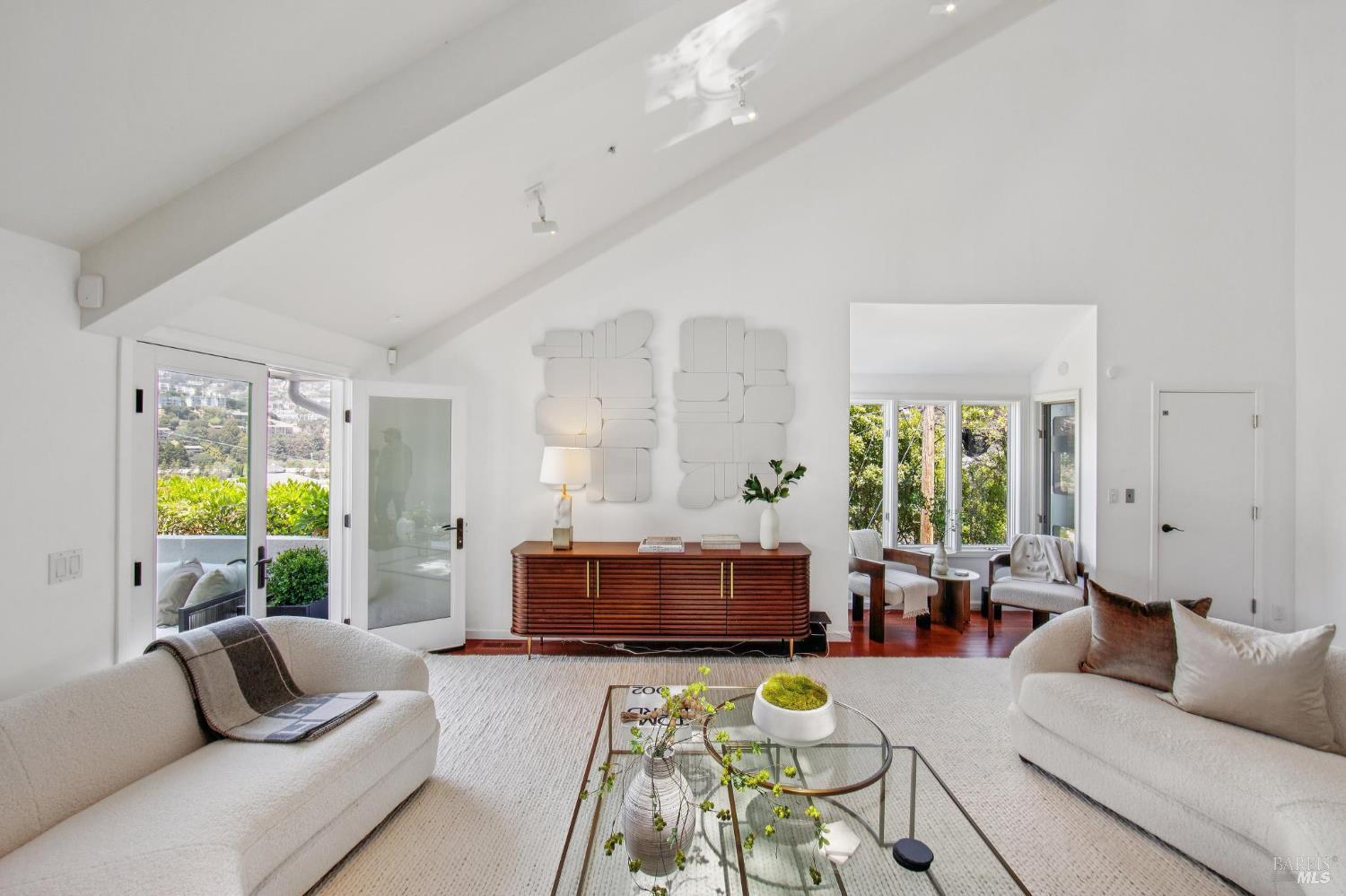 Detail Gallery Image 5 of 47 For 84 Eastview Ave, Tiburon,  CA 94920 - 3 Beds | 2/1 Baths