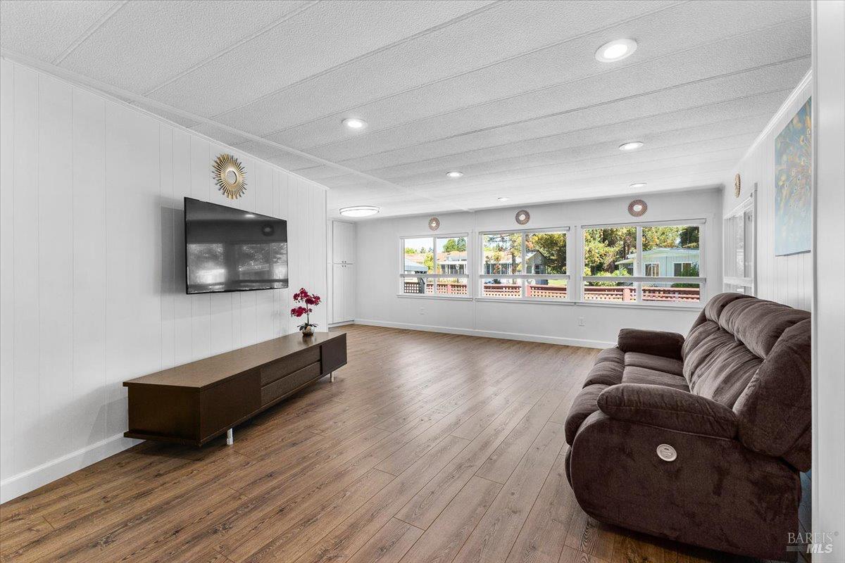 Detail Gallery Image 8 of 35 For 318 Rustic Ln, Rohnert Park,  CA 94928 - 2 Beds | 2 Baths