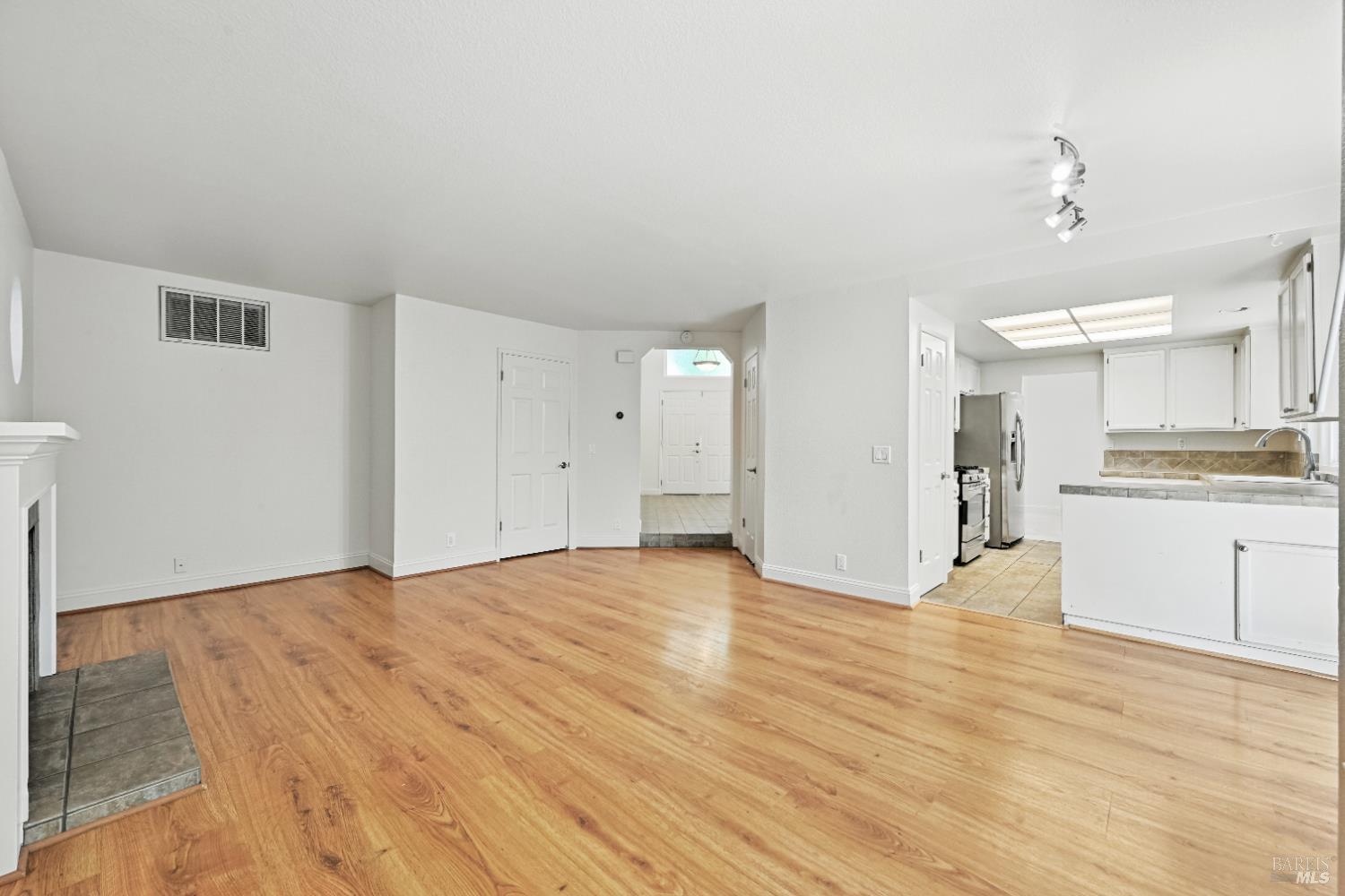 Detail Gallery Image 10 of 34 For 9472 Wellington Cir, Windsor,  CA 95492 - 4 Beds | 2/1 Baths