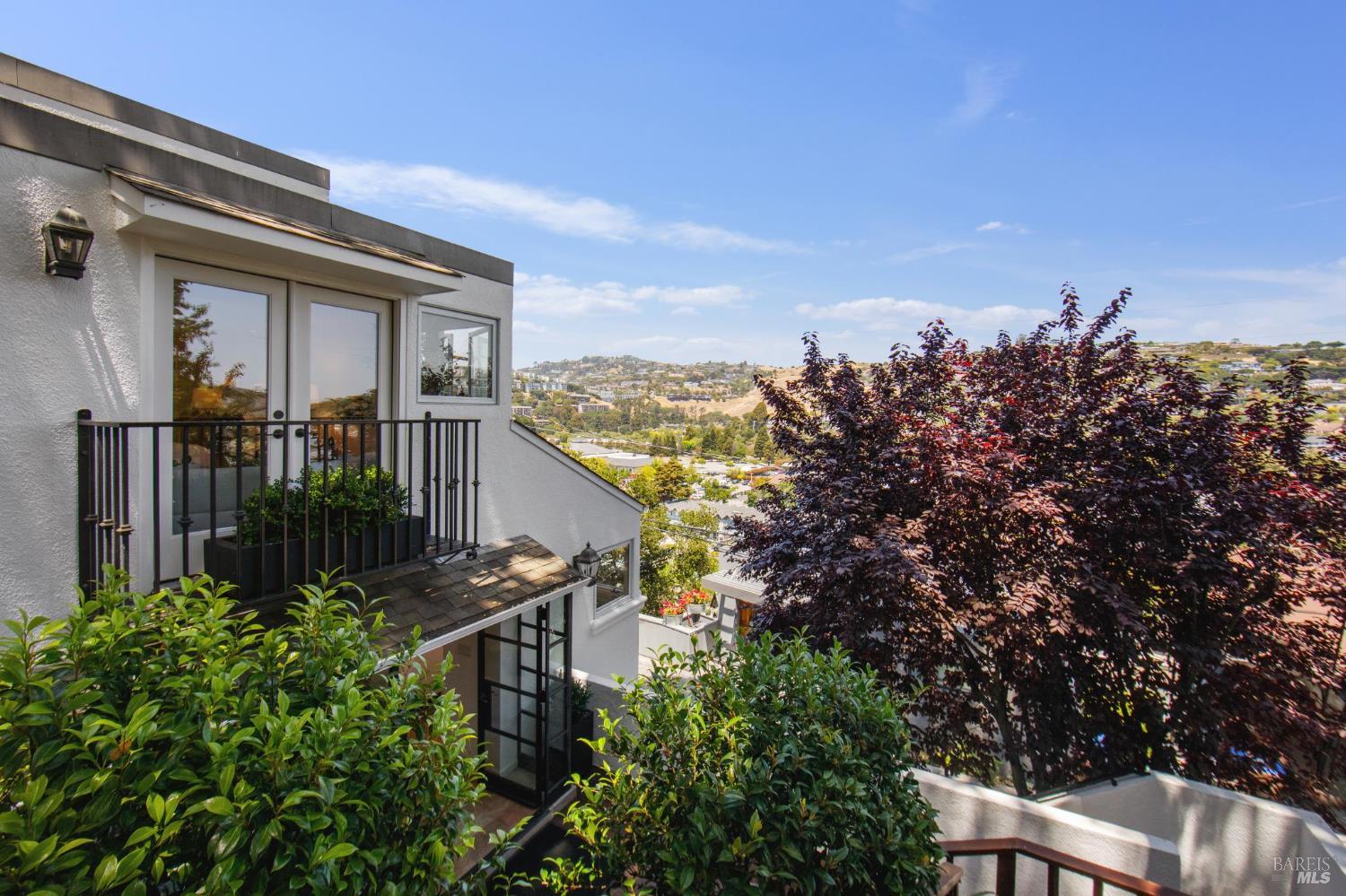 Detail Gallery Image 20 of 47 For 84 Eastview Ave, Tiburon,  CA 94920 - 3 Beds | 2/1 Baths